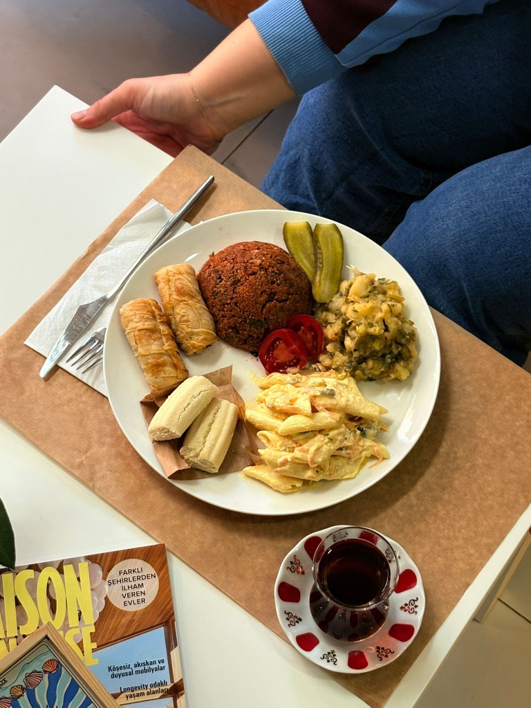 Gün tabağı ve çay ile sunum