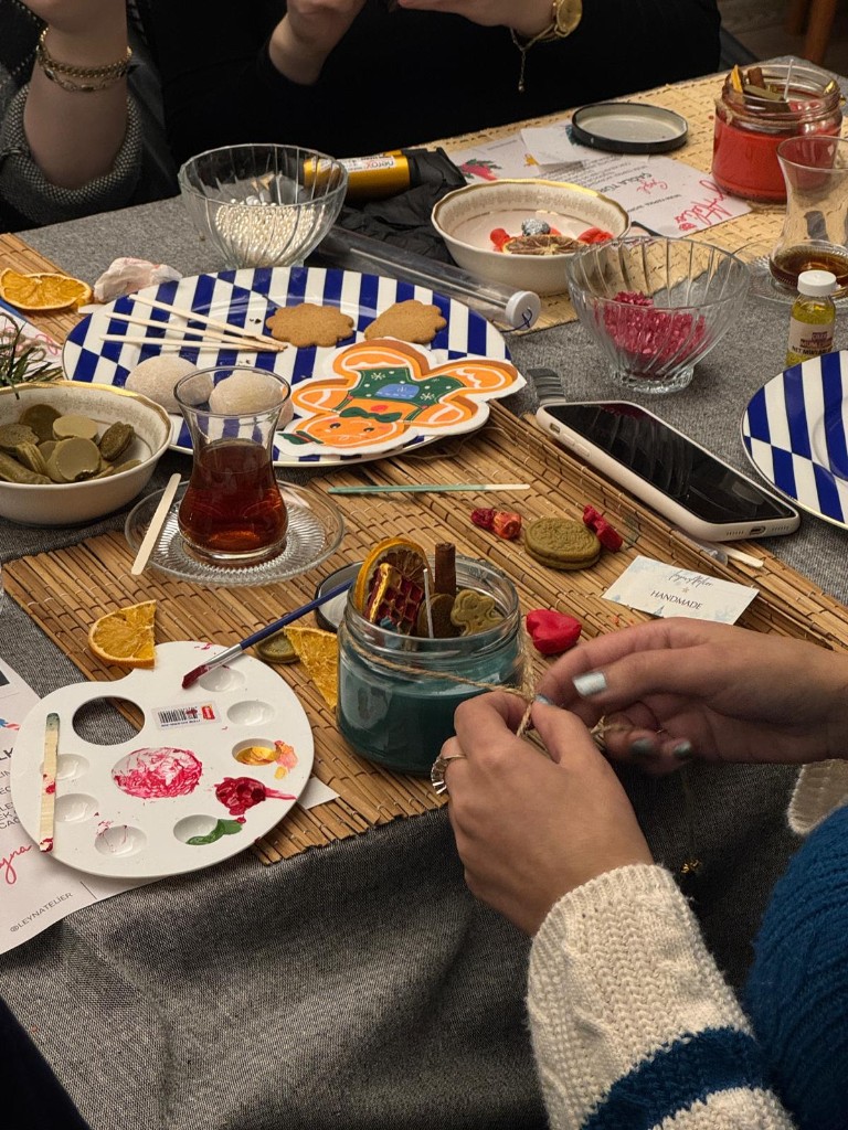 Leyna Atölye atölye masasında el işi mum süslemesi